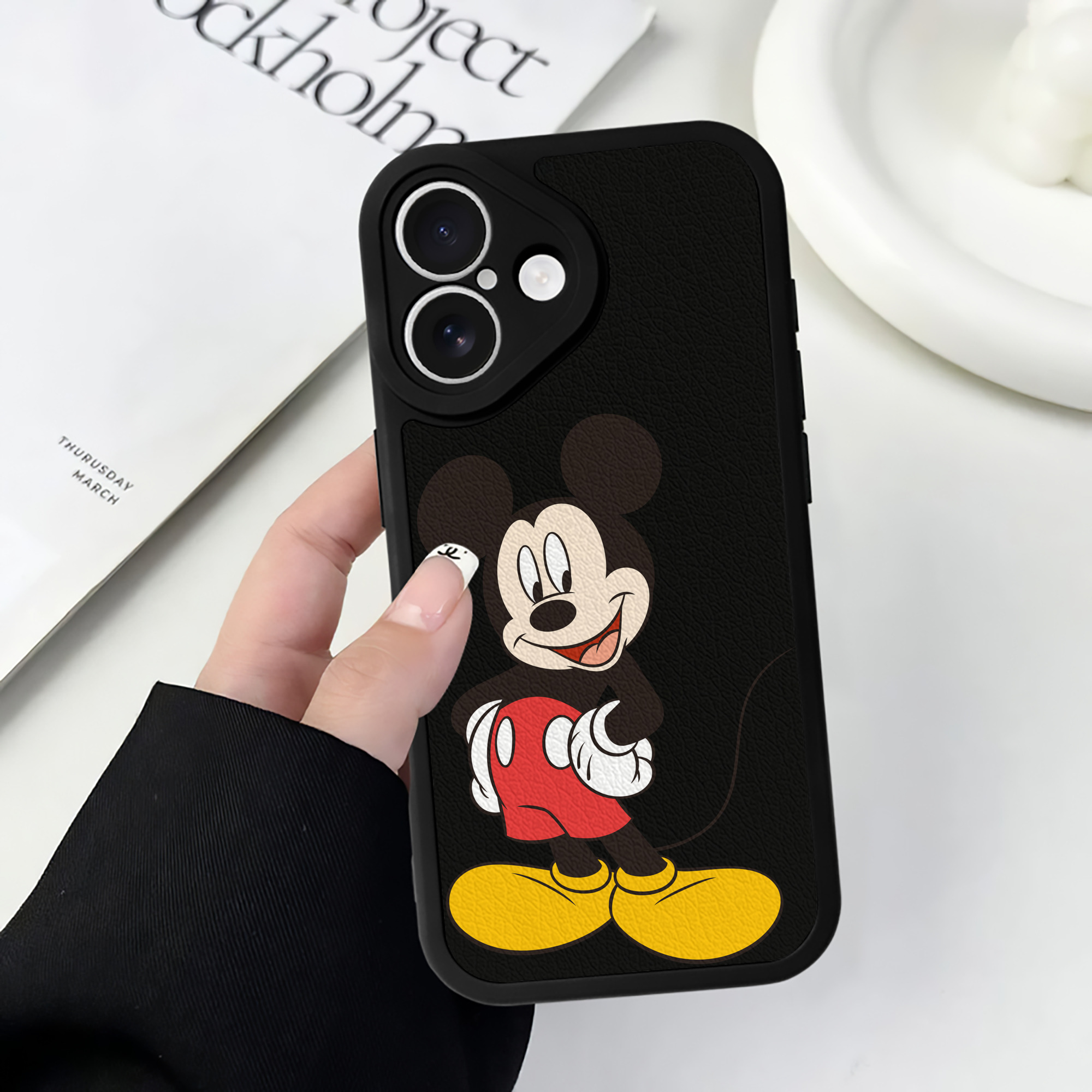 （画像用） ミッキーマウス Mickey Mouse 【iPhone 16シリーズ対応】シリコンスマホケース（レザー調） 材質：シリコン